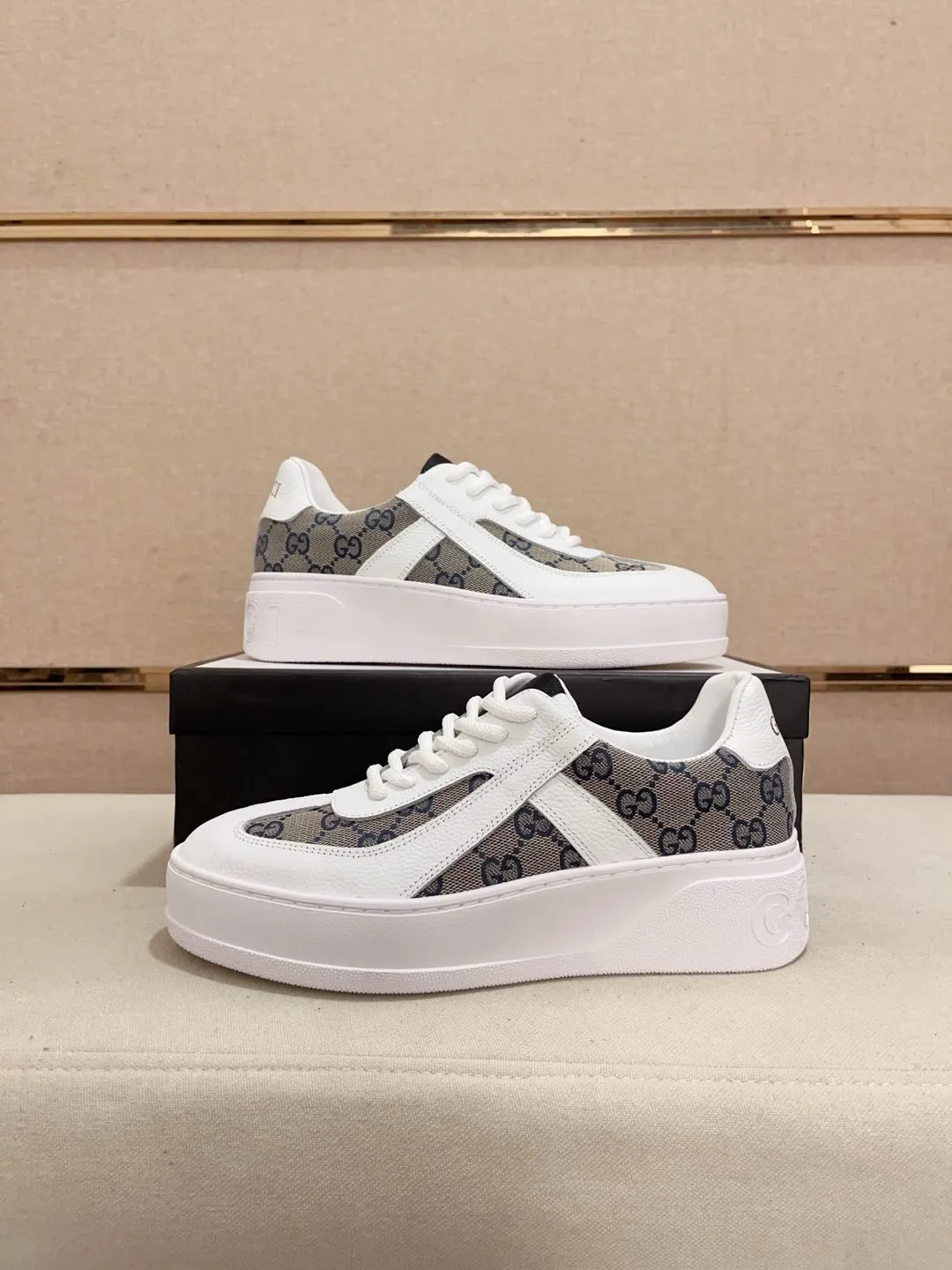 Men's shoes 💰: 420💰 [Gucci] Gucci's latest casual men's shoes, welcome to 1:1 comparison, a popular Hong Kong counter casual shoe, counter quality, support inspection, high-quality workmanship, uppers made of Italian imported calfskin, sheepskin lining insoles original fashion sports outsole, casual fashion, high-end quality, size: 38-44.